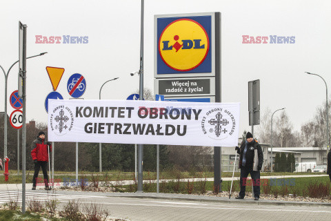 Protesty przed Lidlami ws. Gietrzwałdu