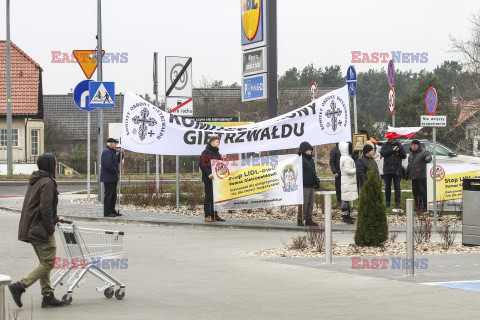 Protesty przed Lidlami ws. Gietrzwałdu