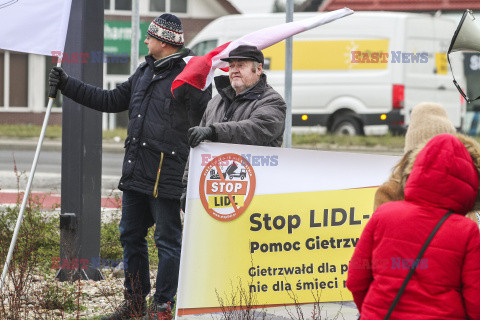 Protesty przed Lidlami ws. Gietrzwałdu