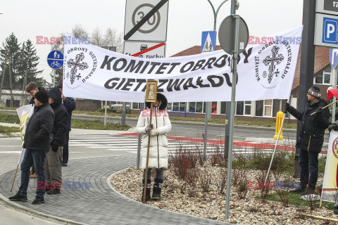 Protesty przed Lidlami ws. Gietrzwałdu