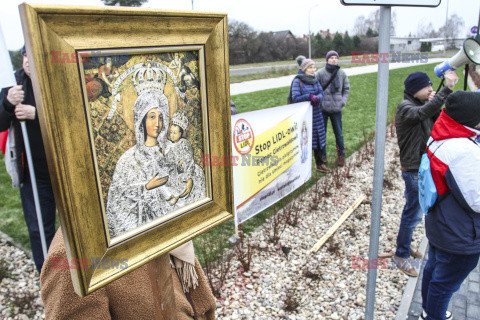 Protesty przed Lidlami ws. Gietrzwałdu