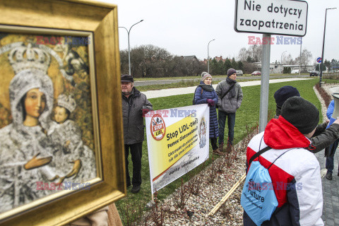 Protesty przed Lidlami ws. Gietrzwałdu