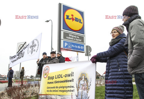 Protesty przed Lidlami ws. Gietrzwałdu