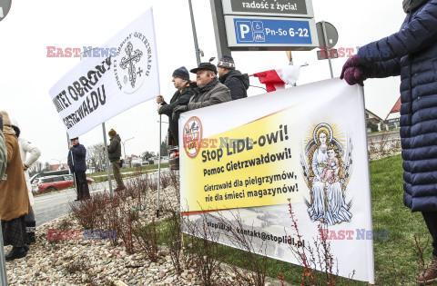 Protesty przed Lidlami ws. Gietrzwałdu