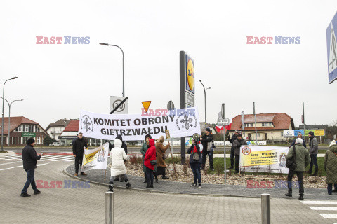 Protesty przed Lidlami ws. Gietrzwałdu