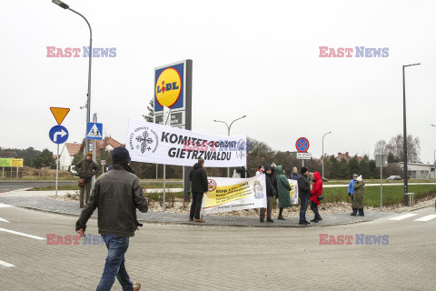 Protesty przed Lidlami ws. Gietrzwałdu