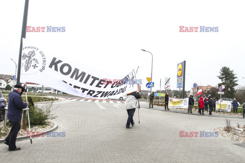 Protesty przed Lidlami ws. Gietrzwałdu