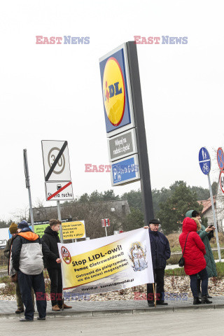 Protesty przed Lidlami ws. Gietrzwałdu