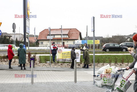 Protesty przed Lidlami ws. Gietrzwałdu