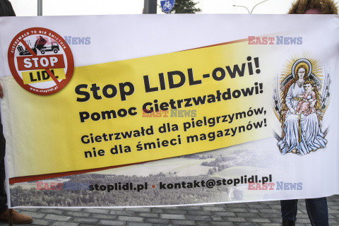 Protesty przed Lidlami ws. Gietrzwałdu