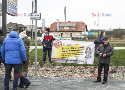 Protesty przed Lidlami ws. Gietrzwałdu