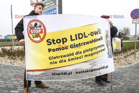 Protesty przed Lidlami ws. Gietrzwałdu