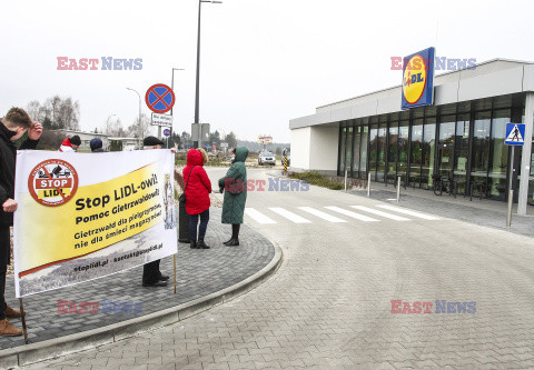 Protesty przed Lidlami ws. Gietrzwałdu