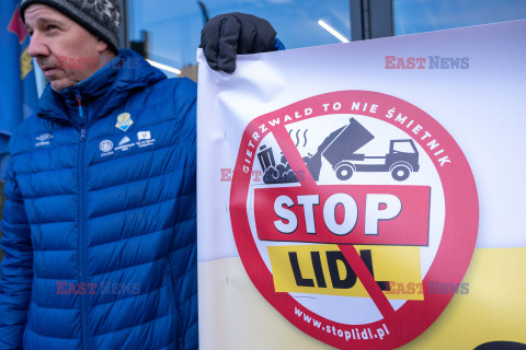 Protesty przed Lidlami ws. Gietrzwałdu