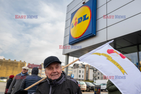 Protesty przed Lidlami ws. Gietrzwałdu