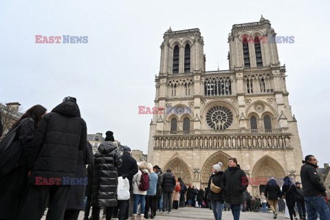 Tłumy odwiedzających w Notre Dame