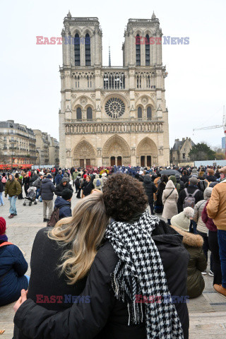 Tłumy odwiedzających w Notre Dame