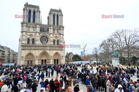 Tłumy odwiedzających w Notre Dame