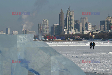 Przygotowania do lodowego festiwalu w Harbin