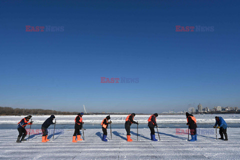 Przygotowania do lodowego festiwalu w Harbin