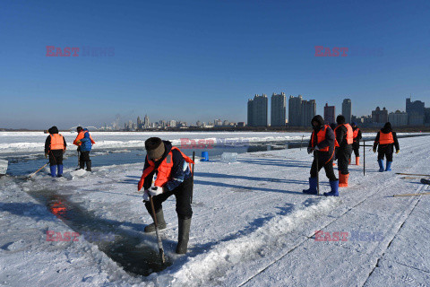 Przygotowania do lodowego festiwalu w Harbin