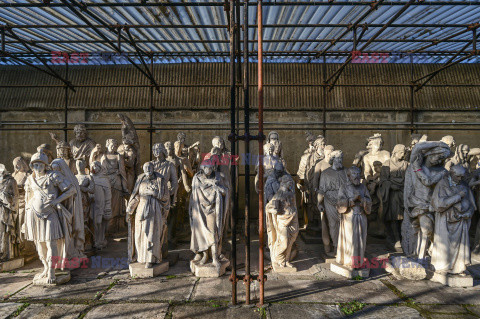 Repliki marmurowych rzeźb z fabryki Duomo w Mediolanie - AFP