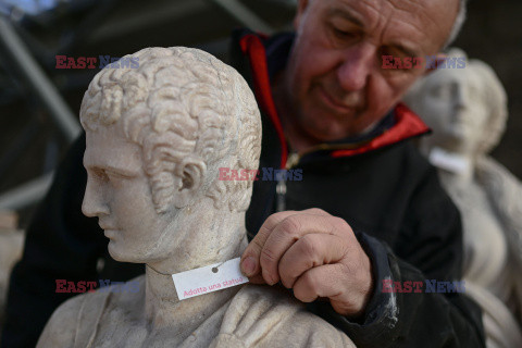 Repliki marmurowych rzeźb z fabryki Duomo w Mediolanie - AFP