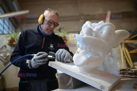 Repliki marmurowych rzeźb z fabryki Duomo w Mediolanie - AFP