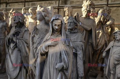 Repliki marmurowych rzeźb z fabryki Duomo w Mediolanie - AFP