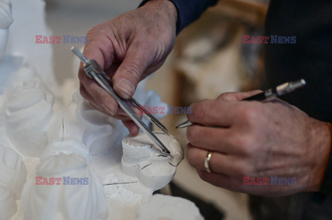 Repliki marmurowych rzeźb z fabryki Duomo w Mediolanie - AFP