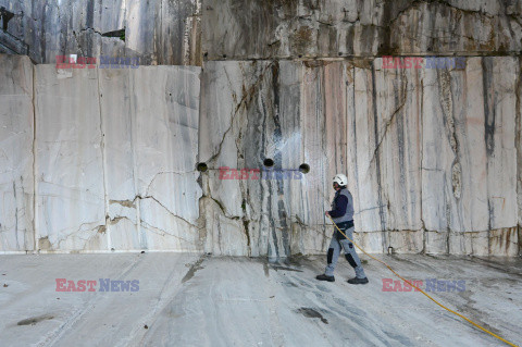 Repliki marmurowych rzeźb z fabryki Duomo w Mediolanie - AFP