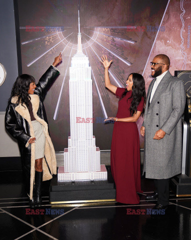 Obsada filmu The Six Triple Eight na Empire State Building