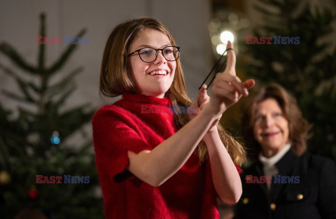 Dzieci ze szwedzkiej rodziny królewskiej ubierają choinkę