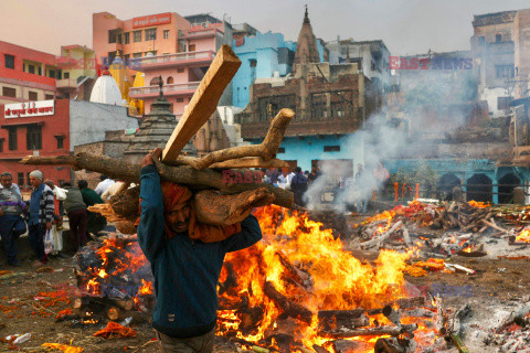 Manikarnika Ghat, miejsce kremacji zwłok na brzegu Gangesu