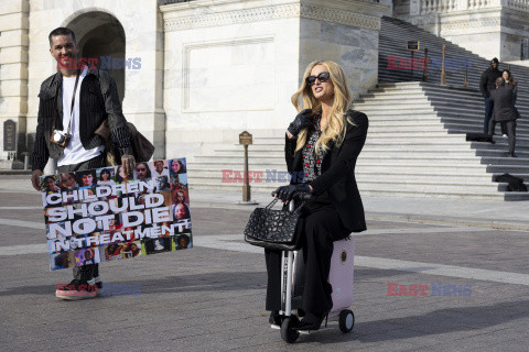 Paris Hilton u podnóża schodów Kapitolu