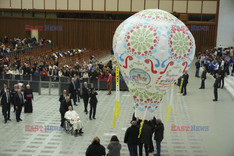 Papież Franciszek ogląda balon