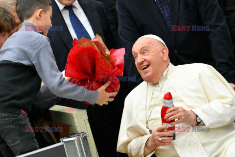 Papież Franciszek ogląda balon