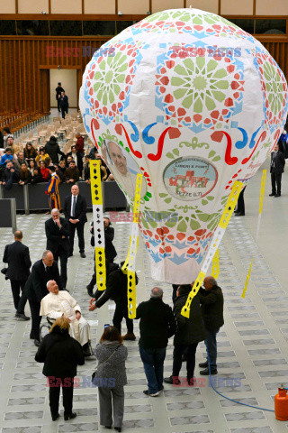 Papież Franciszek ogląda balon