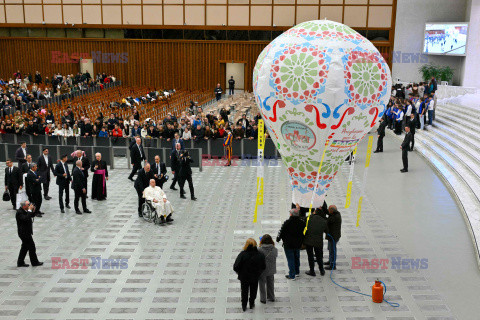 Papież Franciszek ogląda balon