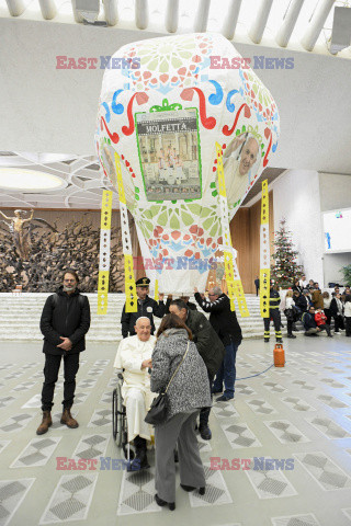 Papież Franciszek ogląda balon