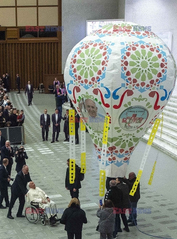 Papież Franciszek ogląda balon