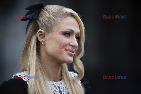 Paris Hilton u podnóża schodów Kapitolu