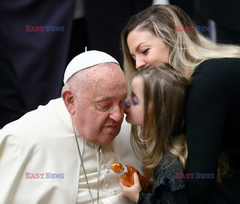 Papież Franciszek ogląda balon