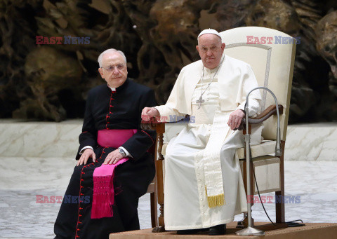 Papież Franciszek ogląda balon