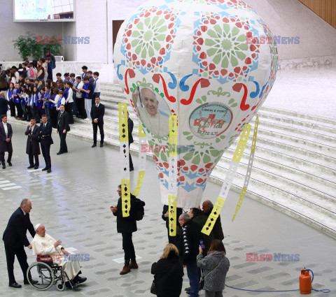 Papież Franciszek ogląda balon