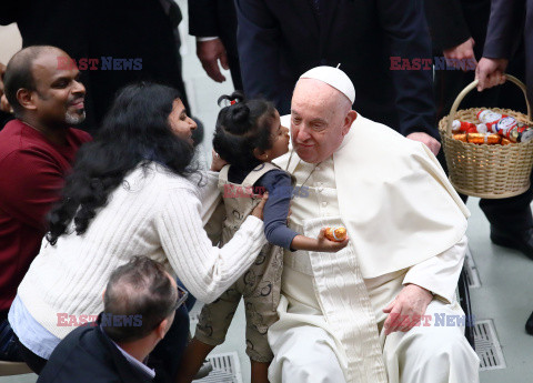 Papież Franciszek ogląda balon