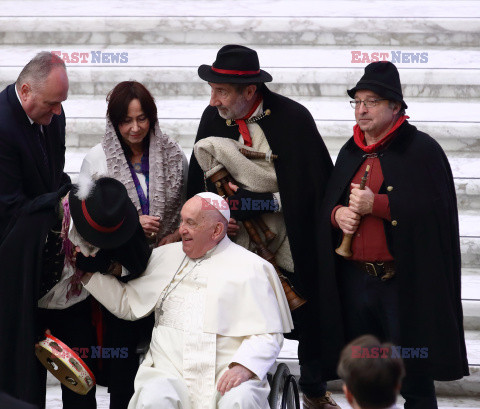 Papież Franciszek ogląda balon