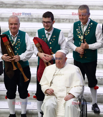 Papież Franciszek ogląda balon