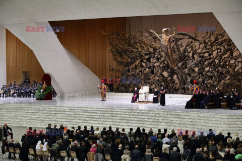 Papież Franciszek ogląda balon