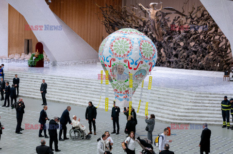 Papież Franciszek ogląda balon